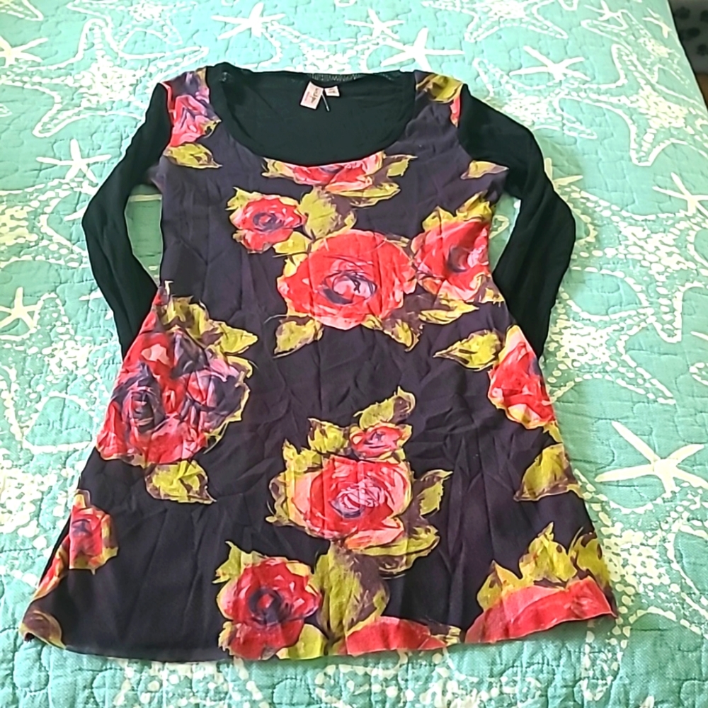 Sweet Pea L/S scoop neck top. Mesh sleeves.